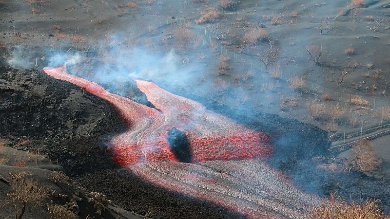 El volcán de La Palma abre dos nuevas bocas y expulsa una segunda colada de lava