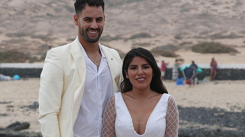 Isa Pantoja se pasa de escote en la boda de Anabel