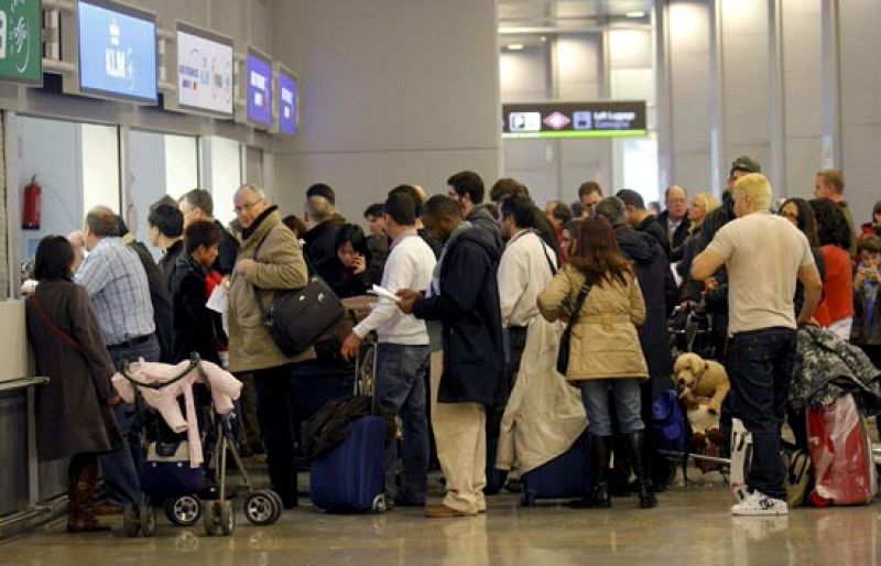 El aeropuerto de Barajas reabre a medio gas tras cinco horas cortado por la nieve
