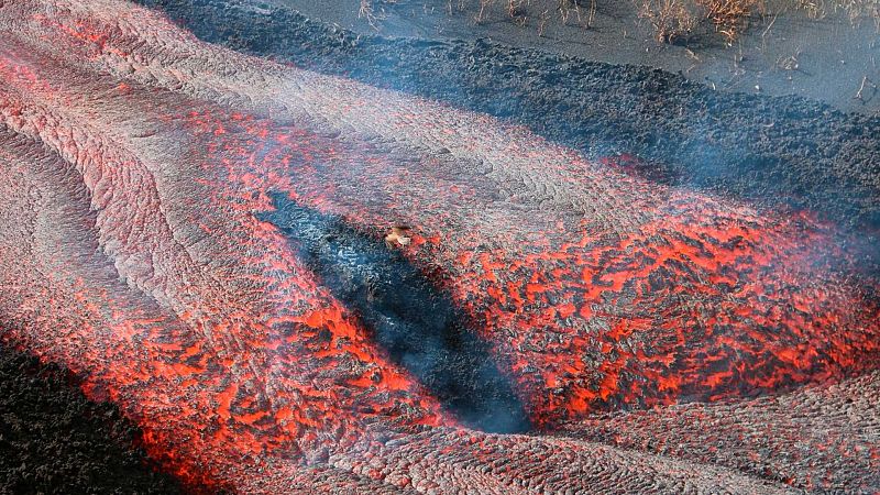 La actividad del volcán no cesa en La Palma: aparece un nuevo foco emisor y la lava sigue avanzando