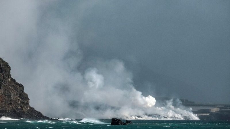 El magma del volc�n de La Palma elimina la prestigiosa zona surfera de Guirres