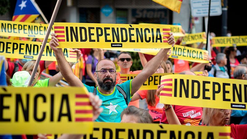 Miles de independentistas participan en tres marchas en Cataluña para reivindicar el 1-O