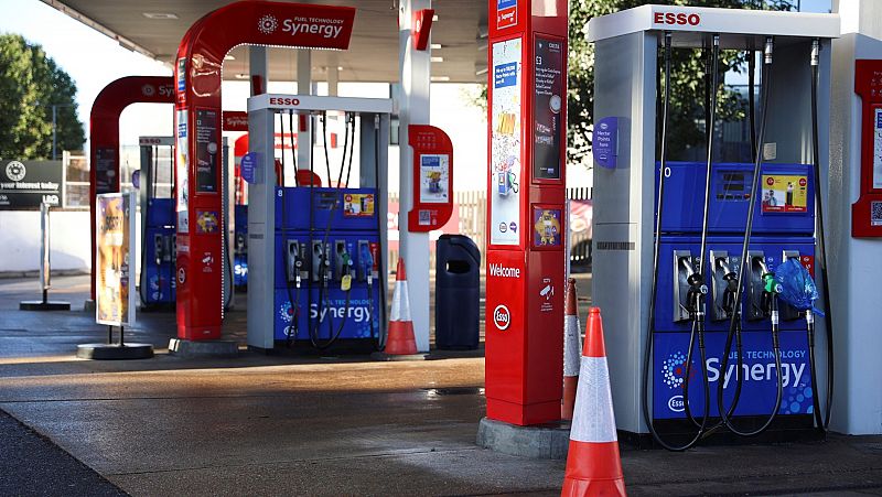 El Ejrcito britnico empieza a distribuir gasolina para controlar el desabastecimiento