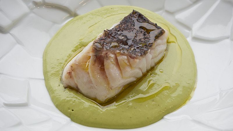 Merluza con pil pil de pimientos del padr�n