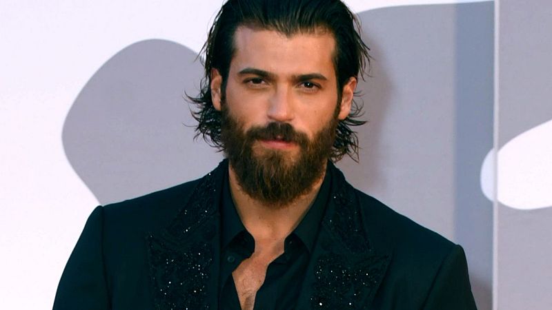 Can Yaman a punto de ser devorado por sus fans en Italia