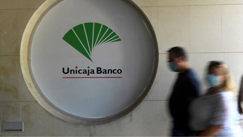 Unicaja Banco plantea el cierre de 395 oficinas y el despido de 1.513 empleados, el 15% de la plantilla