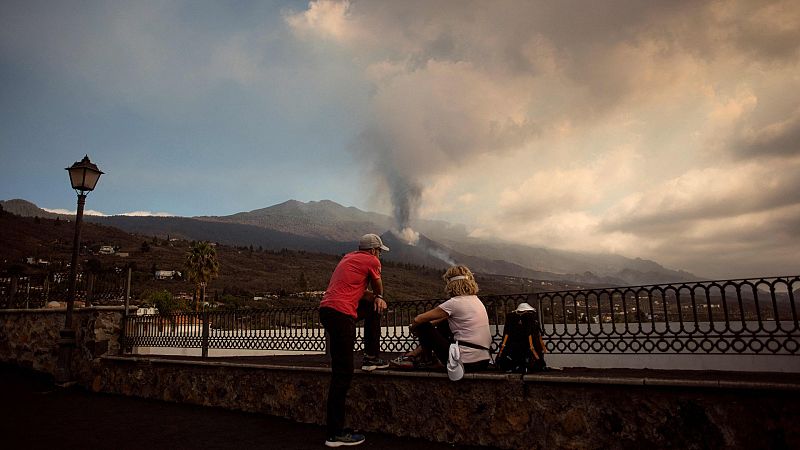 Binter y Canaryfly anulan sus vuelos con La Palma por el avance de la nube volcánica