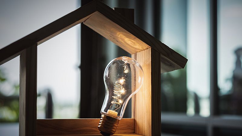 El precio de la luz sigue hoy en máximos y marca 229,2 euros/MWh