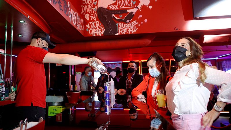 Ayuso anuncia que desde este viernes se podrá bailar en las pistas de las discotecas