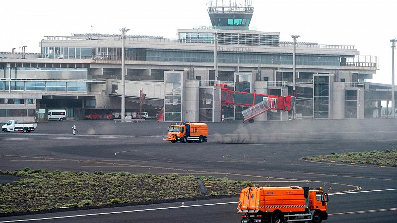 La ceniza del volcán desborda La Palma y afecta al tráfico aéreo de Canarias