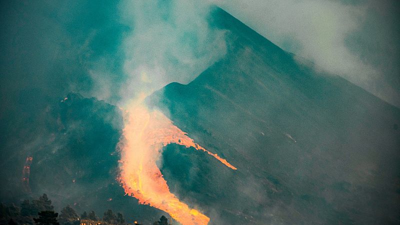 El flanco norte del volcán se derrumba y la lava arrasa nuevas construcciones