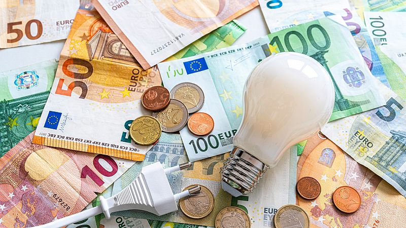 El precio de la luz sube un 5 % este lunes, hasta 184 euros/MWh, tras otro domingo de récord