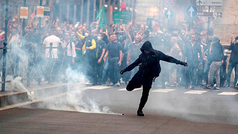 Exigen ilegalizar los movimientos fascistas en Italia tras el asalto a un sindicato y un hospital en una protesta violenta