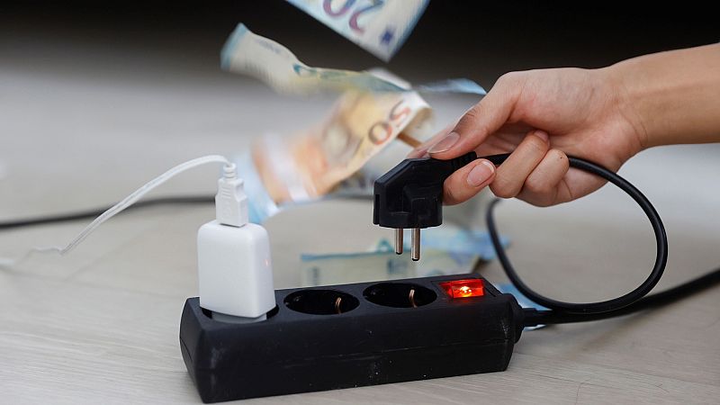 El precio de la luz no da respiro y se mantendrá este martes en los 184 euros/MWh