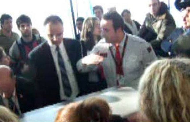 Los pasajeros graban con sus cámaras el caos en Barajas