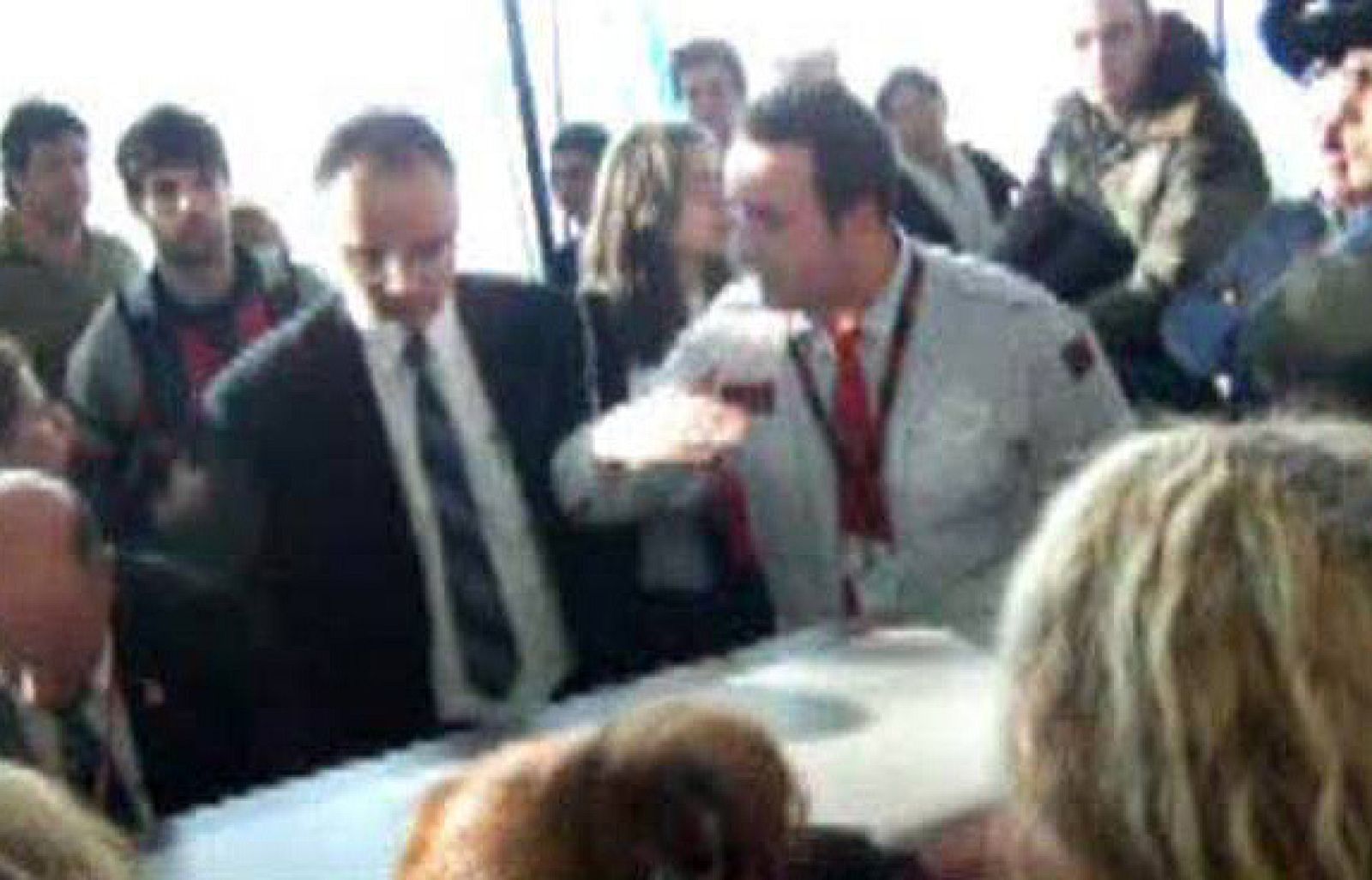 Un videoaficionado graba un momento de caos vivido en Barajas | Ver