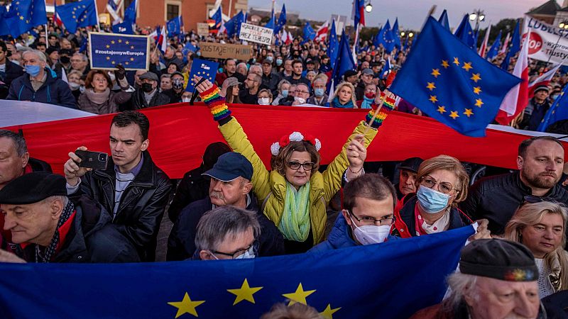El Gobierno de Polonia niega que quiera abandonar la Unión Europea tras la multitudinaria protesta