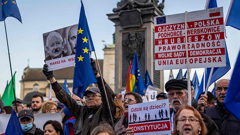 Miles de ciudadanos se manifiestan en Polonia en defensa de la permanencia del país en la Unión Europea