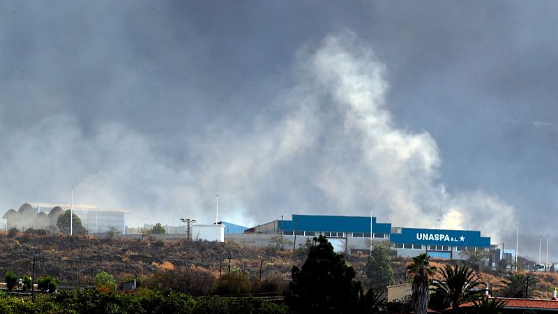Confinan a casi 3.500 personas en La Palma por la emisión de gases al alcanzar la lava una fábrica de cemento