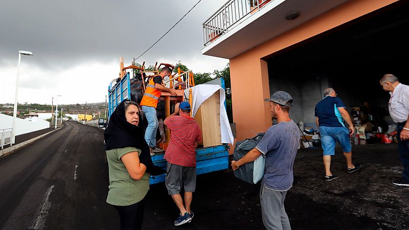 Evacúan a otras 800 personas en La Palma ante el avance de la lava