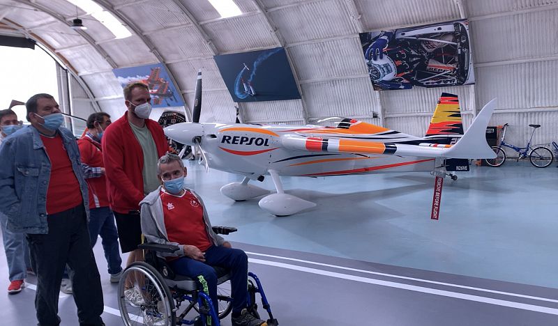 'Alas de la sonrisa', la iniciativa con la que personas con discapacidad intelectual conocen el mundo de la aviación