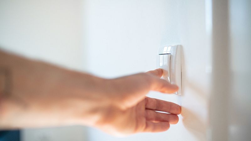 El precio de la luz vuelve a escalar hoy hasta 215,63 euros/MWH