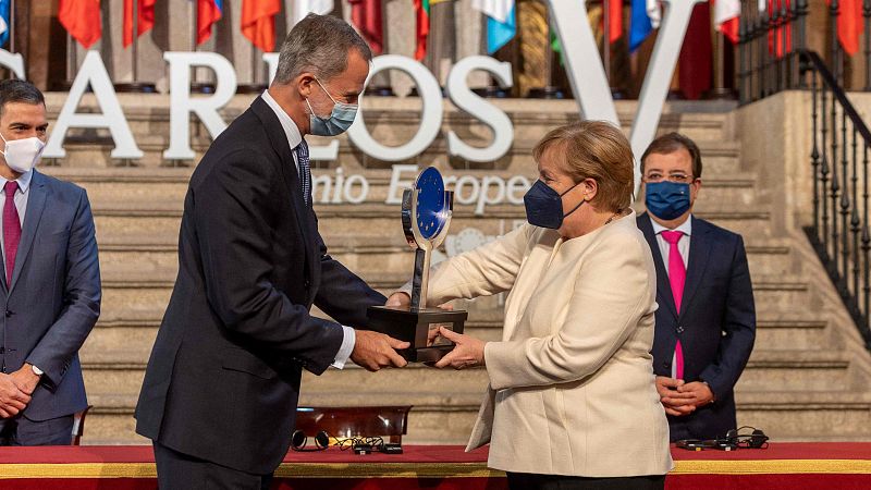 Merkel recibe de Felipe VI el Premio Europeo Carlos V por su "servicio a Europa"