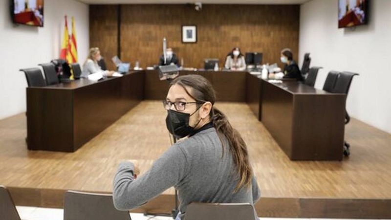 Desenes de persones es concentren a la Ciutat de la Justícia en suport al fotoperiodista Albert Garcia