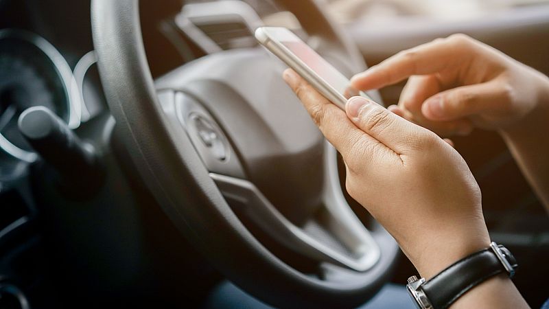 El WhatsApp al volante reduce la atención más de la mitad y manipular el móvil duplica el riesgo de infracciones