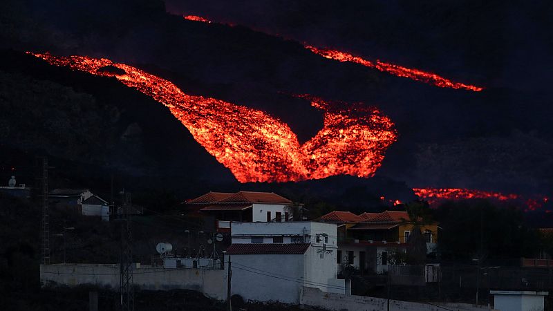 La colada de lava se desborda en el cono principal del volcán de La Palma
