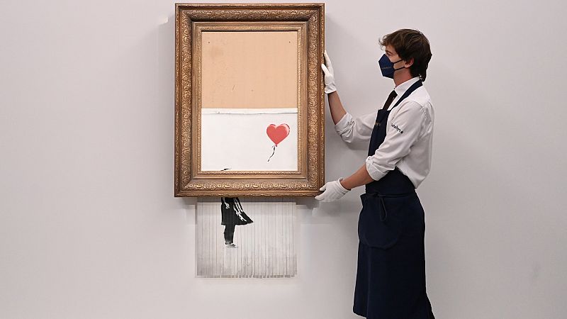Banksy vuelve a batir su propio récord: casi 22 millones de euros por el autodestruido 'Love is in the Bin'