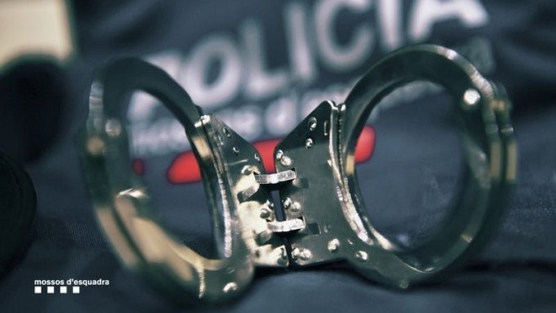 Suspesos els tres mossos detinguts per suborn i robatori i detingudes dues persones més