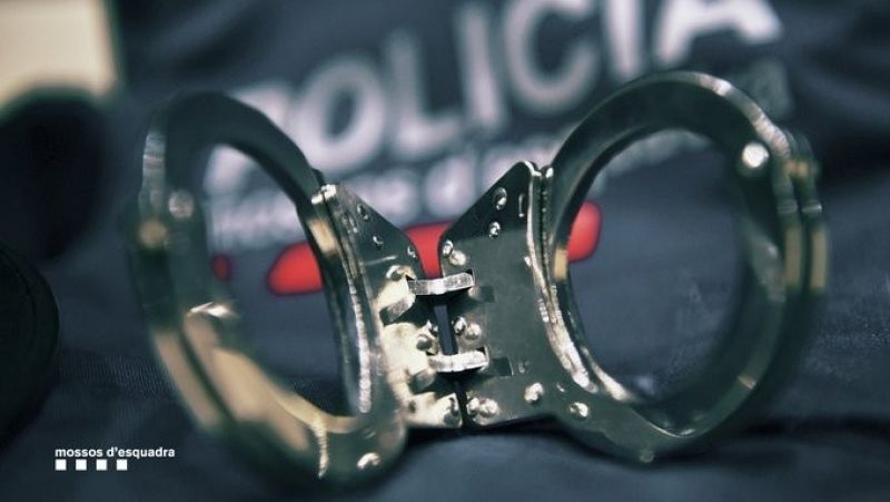 Suspesos els tres mossos detinguts per suborn i robatori i detingudes dues persones més