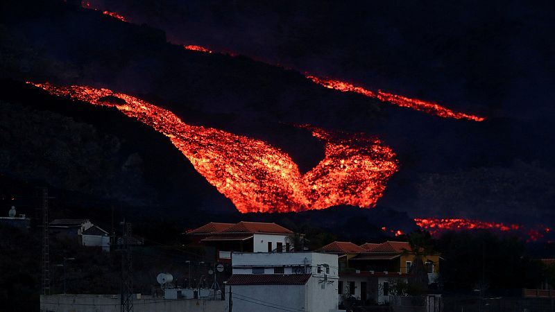 El volcán de La Palma abre una nueva boca y la lava destruye más de 1.800 edificaciones