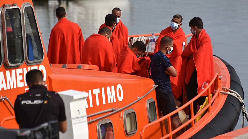 Cuatro muertos y 21 desaparecidos en el naufragio de una patera en aguas de Cádiz