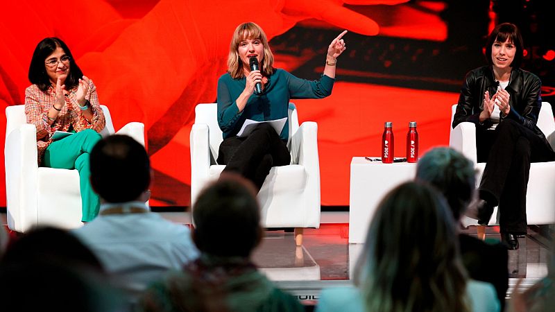 Sánchez se rodea de sus ministros en una nueva Ejecutiva del PSOE con más mujeres y más joven