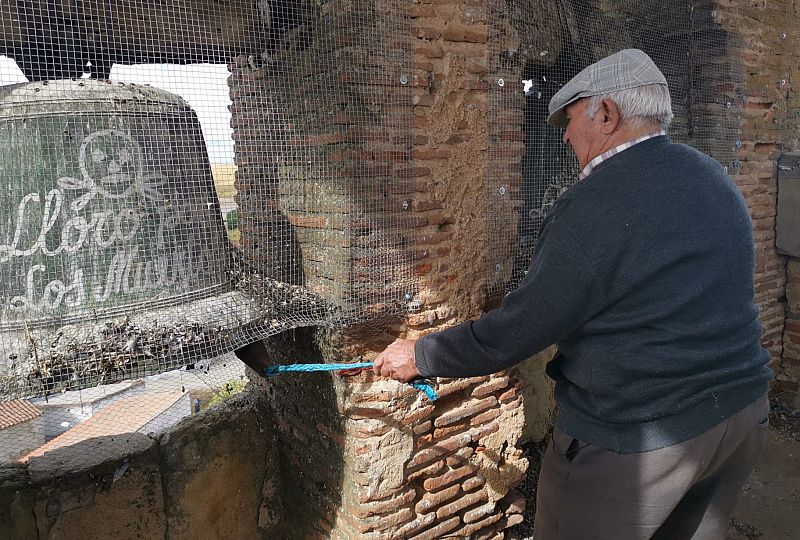 Claudio repica las campanas de su pueblo desde hace 60 aos