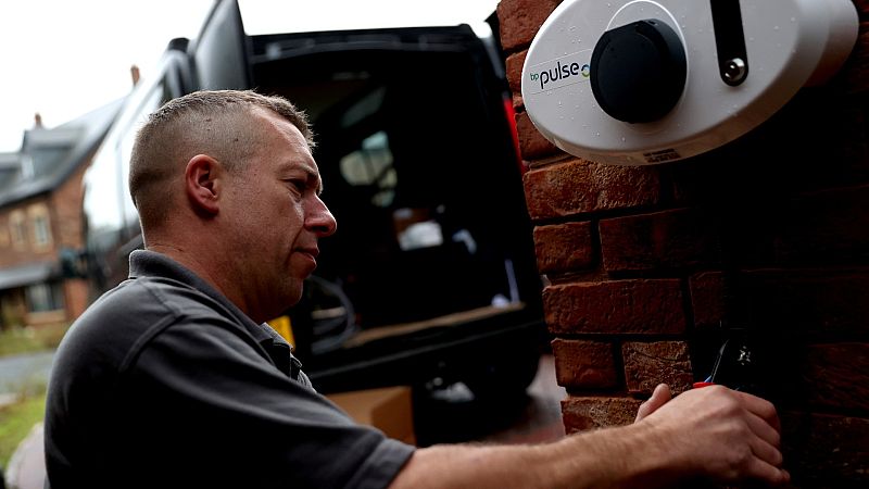 Reino Unido apoyará la compra de coches eléctricos y plantar árboles para llegar a cero emisiones en 2050