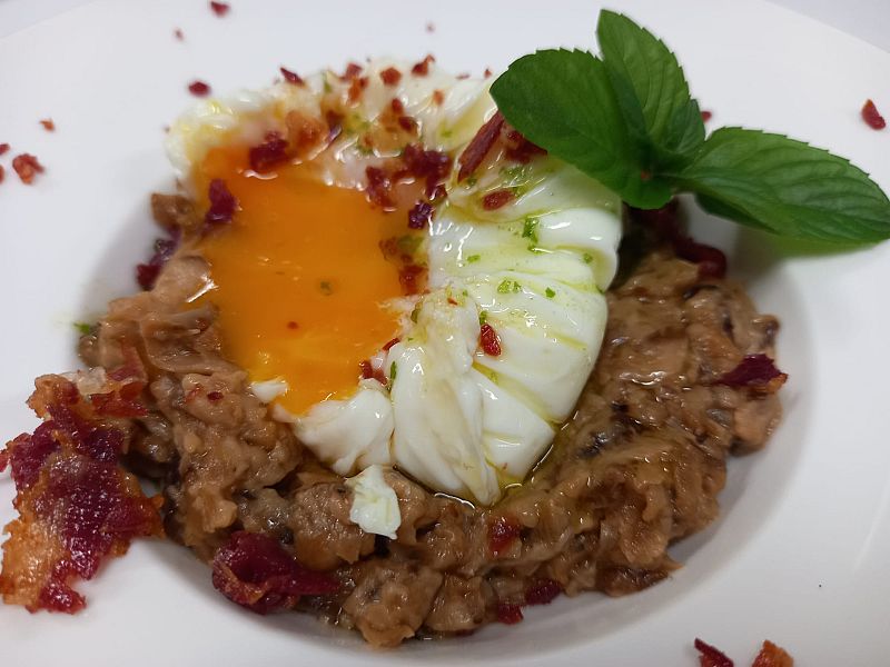 Receta otoñal: paté de setas con huevo poché de corral y jamón deshidratado