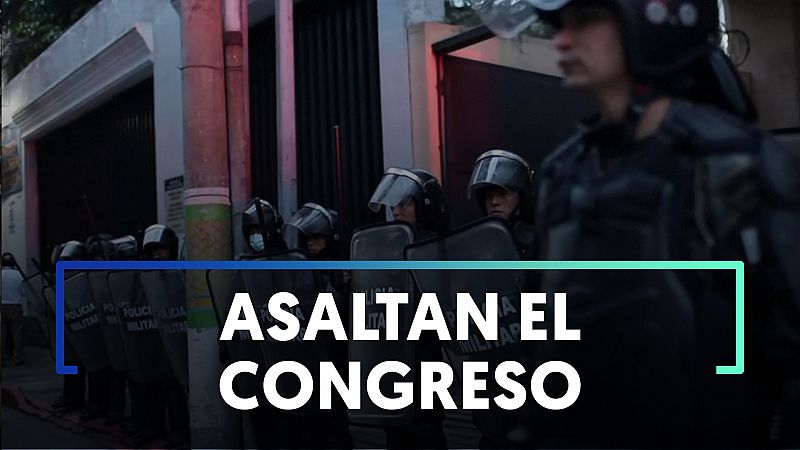 Un centenar de exmilitares entra a la fuerza en el Congreso de Guatemala para exigir una indemnización