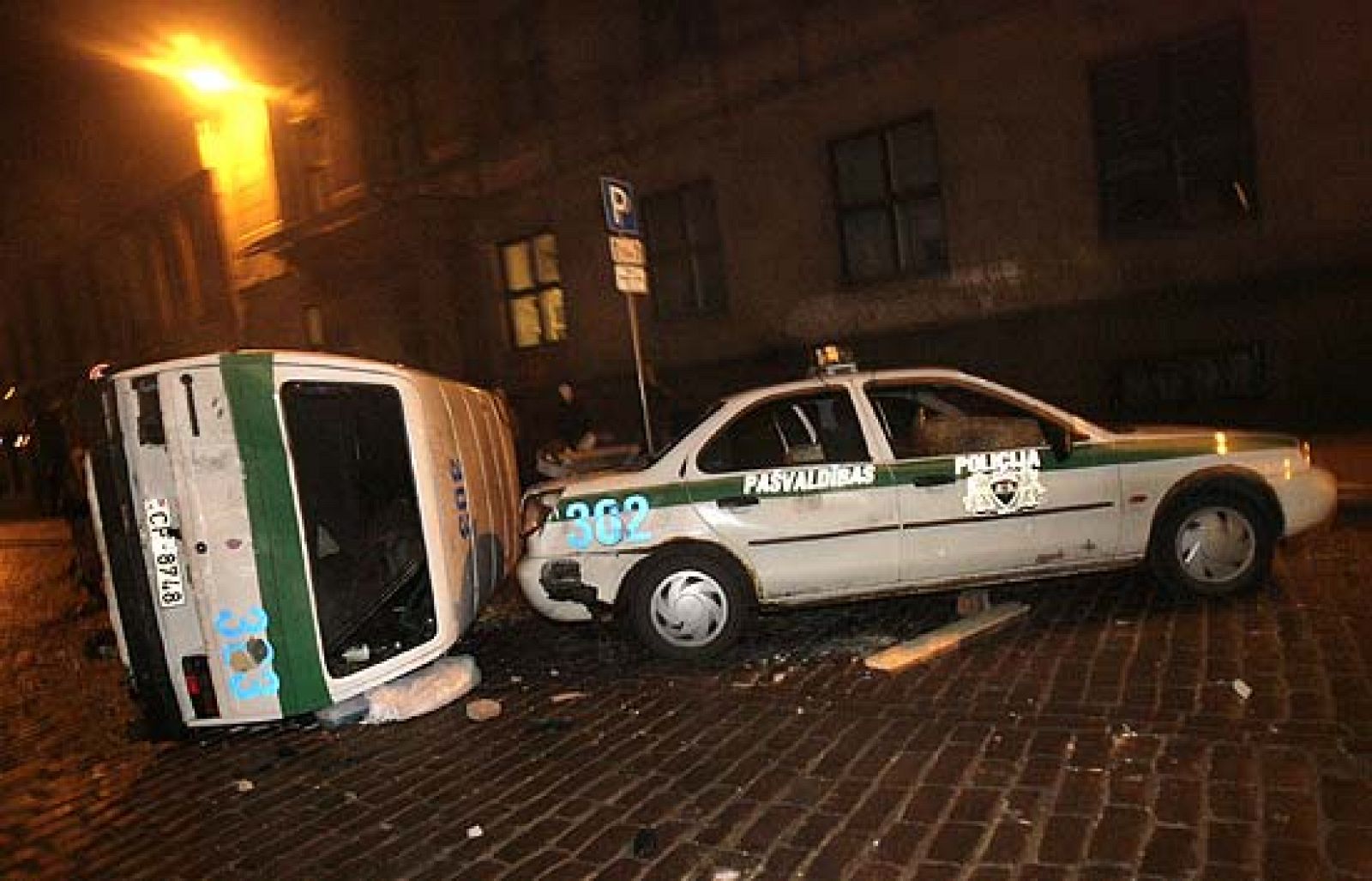 Una multitud apedrea el Parlamento de Letonia | Ver