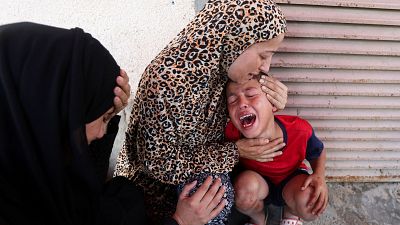 Una mujer palestina consuela a un niño tras el ataque israelí en Deir al-Balah Una mujer palestina consuela a un niño tras el ataque israelí en Deir al-Balah