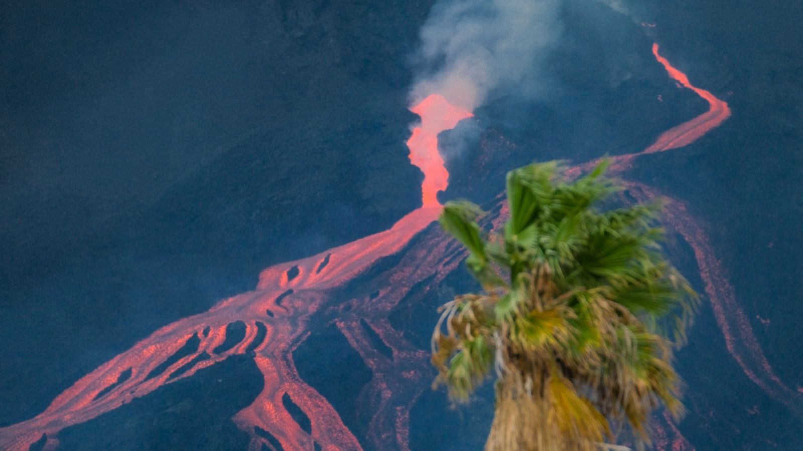 Nuevo derrumbe en el cono del volcán de La Palma que derrama más lava | Ver