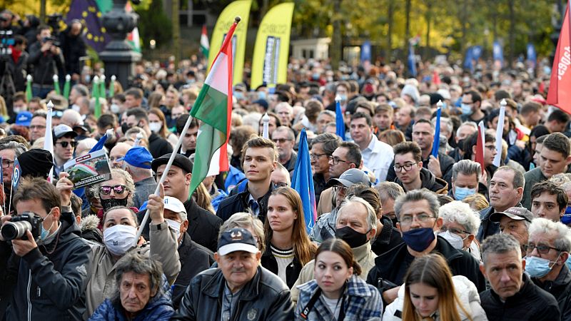 Miles de personas participan en una manifestación convocada por la oposición a Viktor Orbán