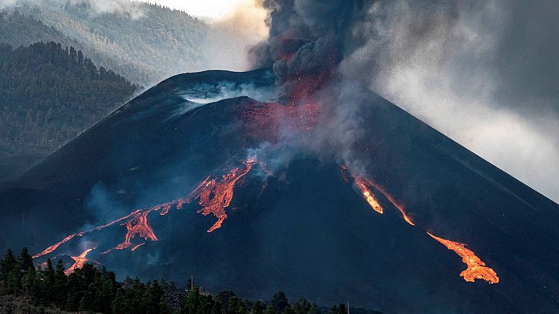 Aparece una nueva colada y otros dos focos emisores en el volcán de La Palma
