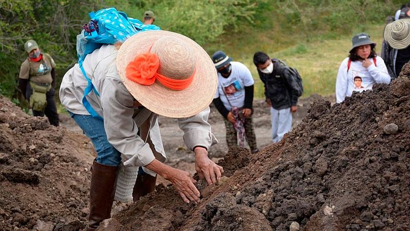 La sociedad mexicana busca a sus casi 100.000 desaparecidos en fosas clandestinas