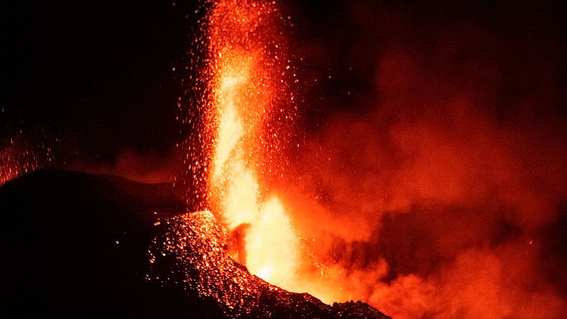 El volcán, en su momento "de más actividad": sufre una nueva rotura del cono y surge una nueva boca