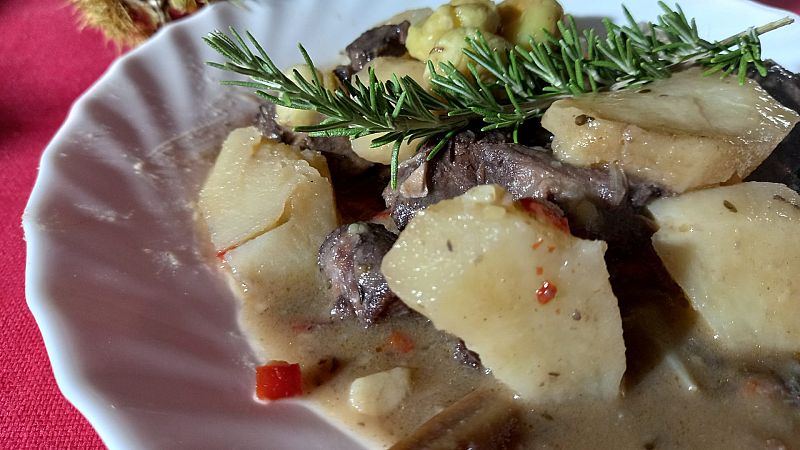 Receta típica de León: patatas con jabalí y castañas