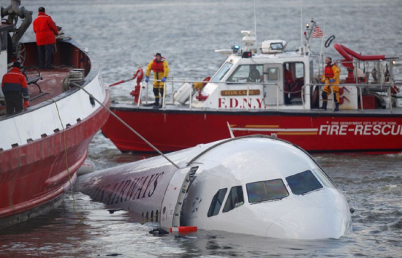 Un avión con 155 personas a bordo cae al río Hudson, en Nueva York, sin causar víctimas