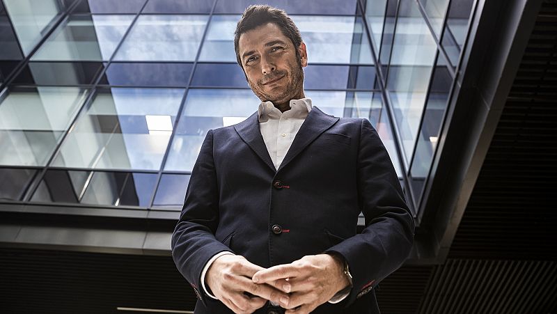 Carlos del Amor vuelve a 'Atención Obras' para hablar sobre 'La matemática del espejo'